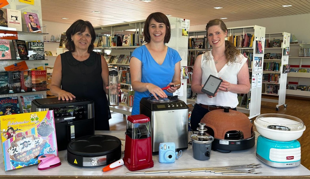 Die Initiantinnen Trudi Rutz, Martina Dumelin und Nicole Wessner (v.l.) mit einer Auswahl der ausleihbaren Gegenstände.