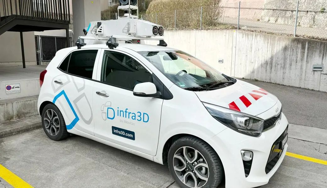 Digitaler Zwilling des Strassennetzes: Fahrzeug mit 360°-Panoramakamera und Laserscanner unterwegs