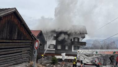 Brand in Mehrfamilienhaus: Zwölf Personen unverletzt gerettet