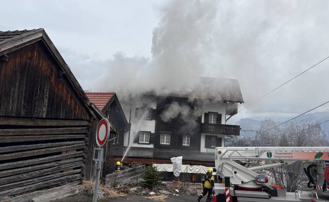 Brand in Mehrfamilienhaus: Zwölf Personen unverletzt gerettet