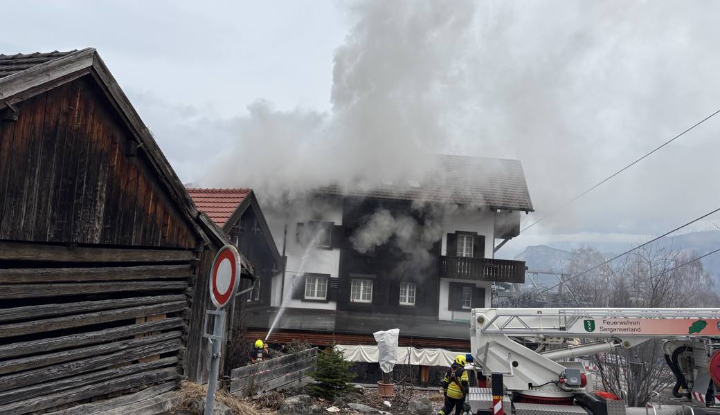 Brand in Mehrfamilienhaus: Zwölf Personen unverletzt gerettet
