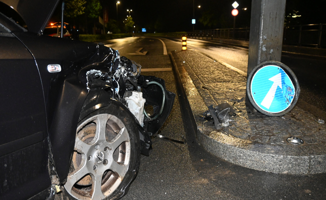 Autofahrer kracht beim Abbiegen in Lichtsignalanlage