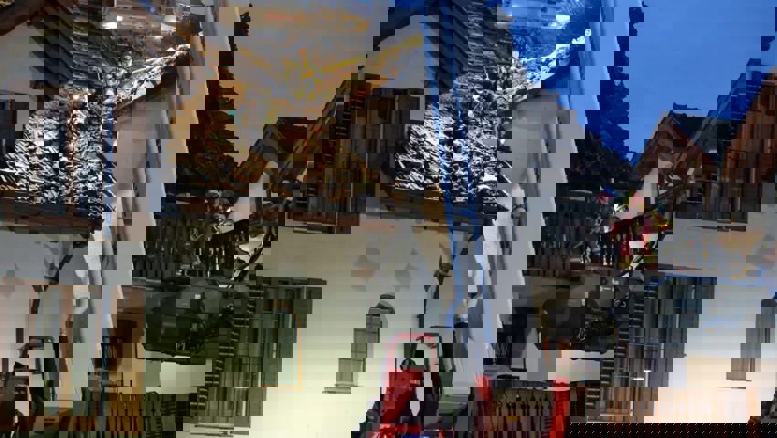  Am späteren Nachmittag wurde das Dach abgedeckt, um sicher zu sein, dass darunter nicht weitere Feuer motten.