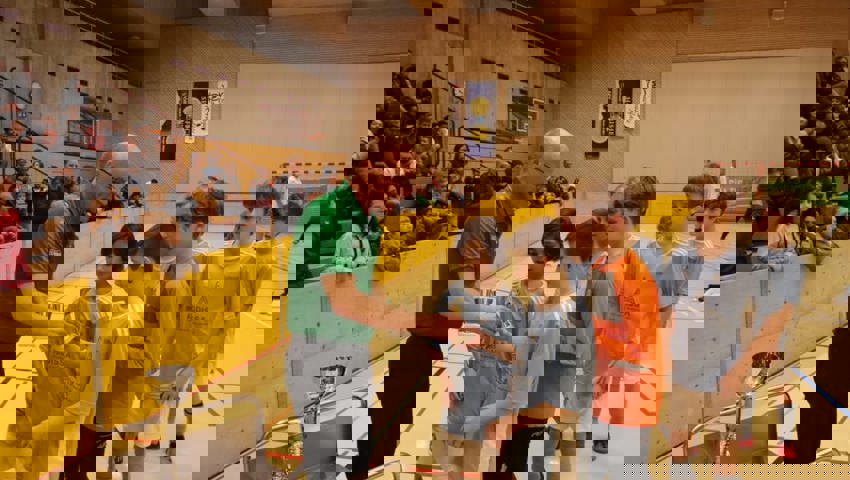  In seinem Element: OK-Präsident Guido Bättig geniesst die Übergabe der Pokale an der Siegerehrung. 