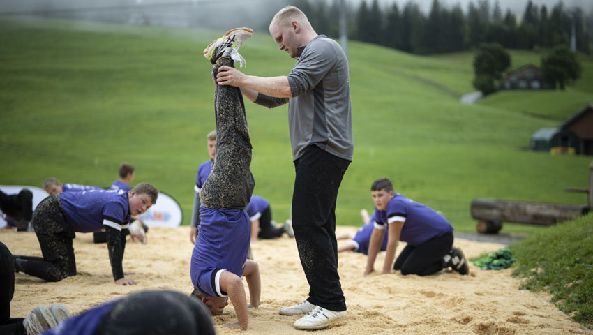 Auch Kraftübungen gehören zum Training, hier demonstriert von Fabio Hiltbrunner.