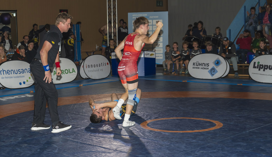 Lio Rüegg brachte die Ringerarena mit einem Schultersieg zum Beben.