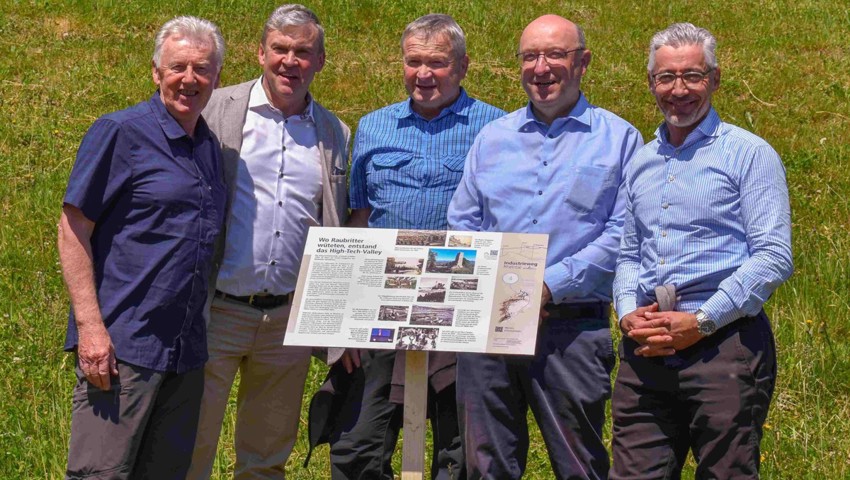 Auch IHK-Direktor Markus Bänziger (rechts) liess sich die Eröffnung nicht nehmen. Neben Bänziger die Regierungsräte Beat Tinner und Alfred Stricker (AR), Reto Monsch, CEO Alpha Rheintal Bank, und Reini Frei, Gesamtprojektleiter.