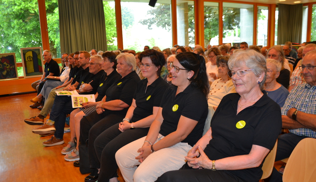 Vorstand und Team von Zeitgut Toggenburg, ganz rechts die leitende Koordinatorin Silvia Frick, ganz links Präsident Markus Windirsch vor Beginn der Versammlung.