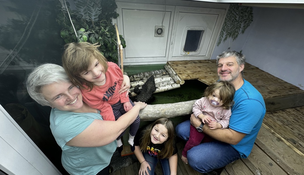 Corinne, Saskia, Andrina, Ivana und Patrik Wüst (von links) leben in ihrem Haus in Montlingen mit zwei Krokodilen im Keller. 