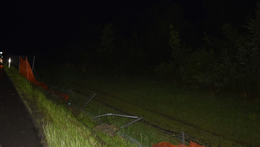 Das Auto stürzte die Böschung hinunter und kollidierte gleich zweimal mit dem Wildschutzzaun.