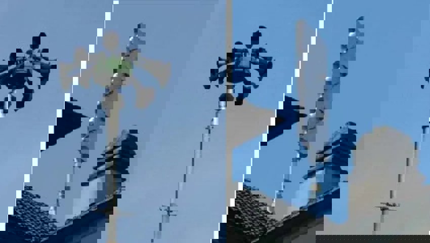 Diese Sirenen heulen bei Gefährdung: Links die pneumatische, rechts die elektronische Variante.