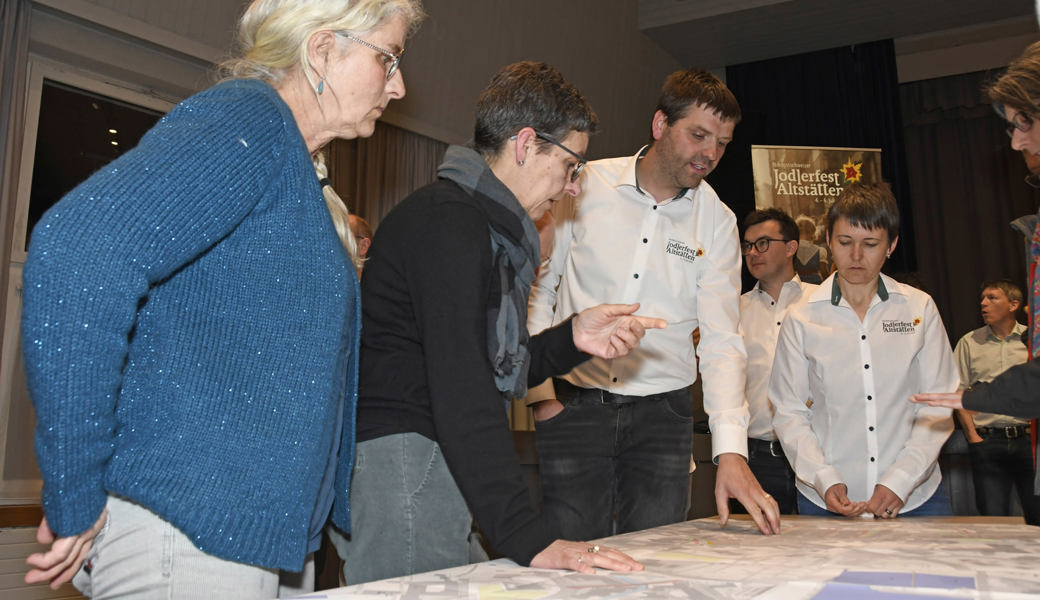 OK-Präsident Andreas Kobler (Mitte) erklärt den Anwohnerinnen und Anwohnern, mit welchen Einschränkungen sie rund um das Nordostschweizer Jodlerfest im Sommer rechnen müssen. 