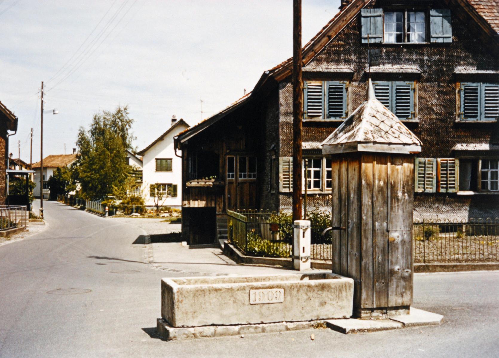 Dieser Brunnen stand einst mitten in der Strasse