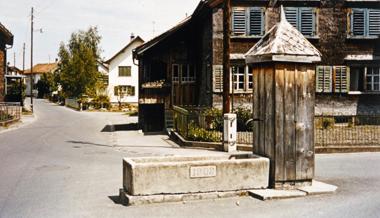 Dieser Brunnen stand einst mitten in der Strasse
