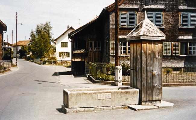 Dieser Brunnen stand einst mitten in der Strasse