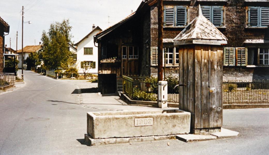 Dieser Brunnen stand einst mitten in der Strasse