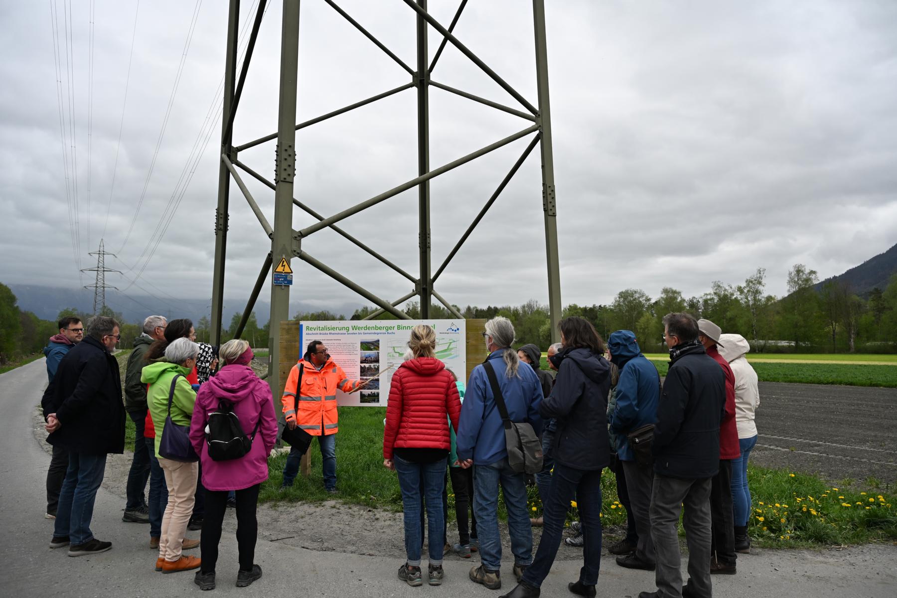 Wasserbaufachmann Manuel Lameira erläutert die Renaturierung.