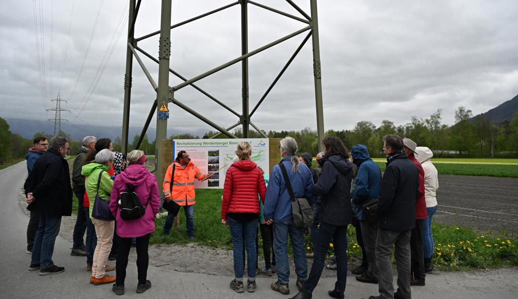 Wasserbaufachmann Manuel Lameira erläutert die Renaturierung.