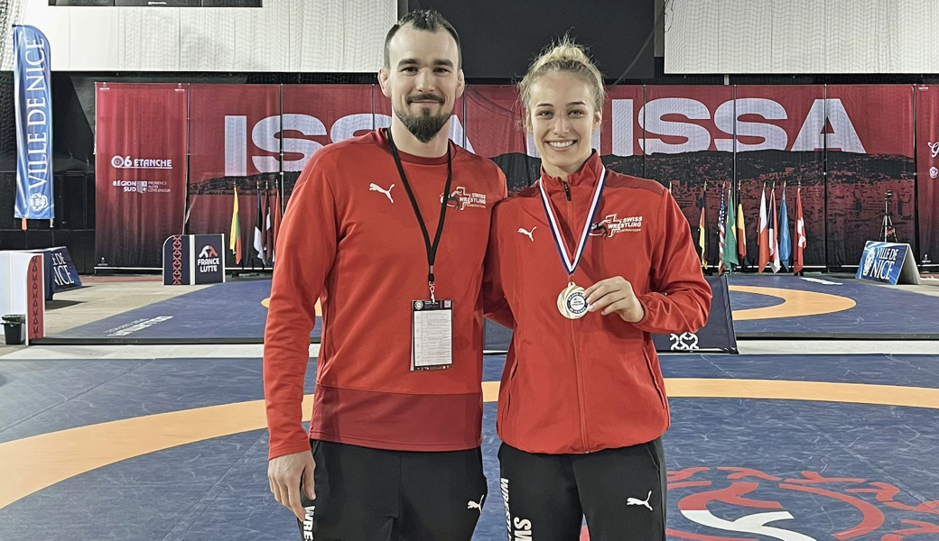 Annatina Lippuner freut sich gemeinsam mit ihrem Coach Gergely Gyurits über ihre Medaille.