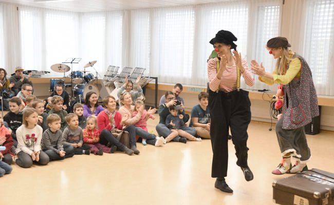 Informeller und unterhaltsamer Tag zum Thema Kinderrechte in der Turnhalle Widem