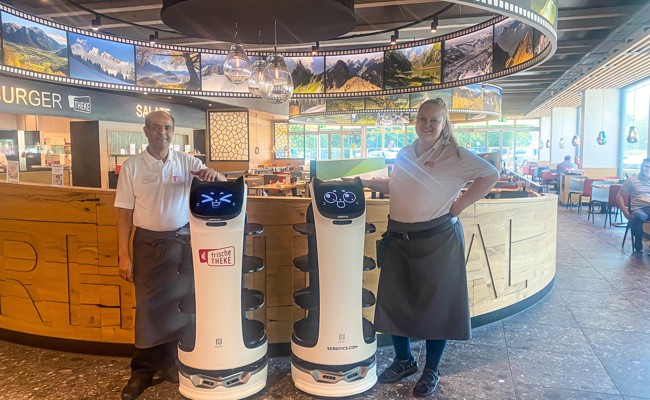 Hier servieren zwei Roboter den Zmittag