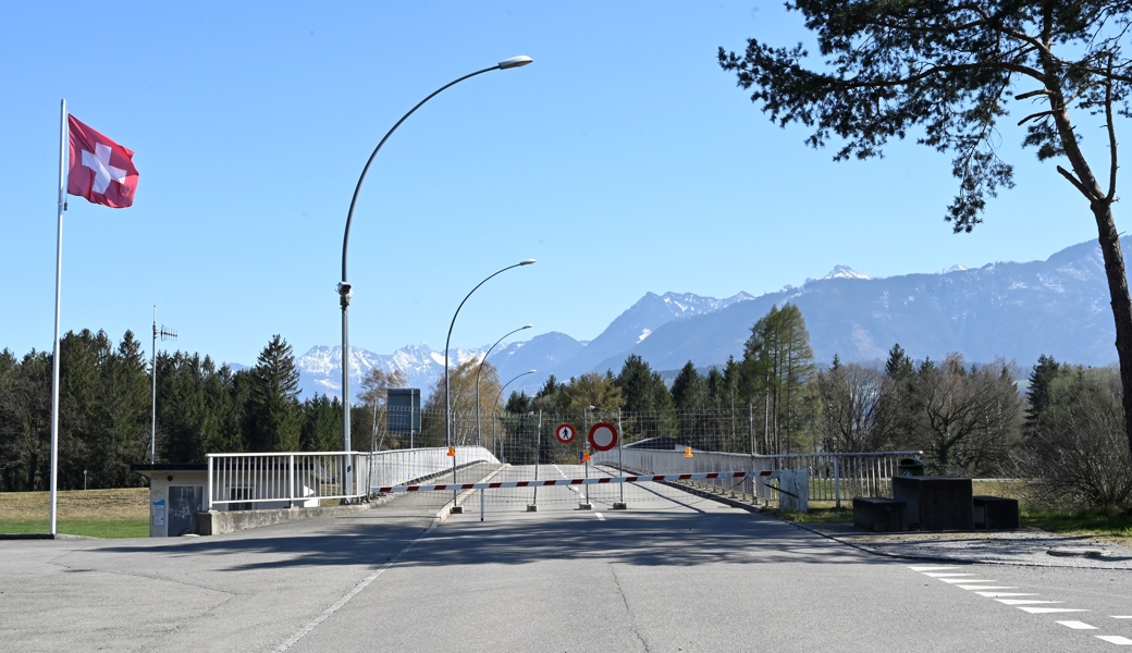 Bald geschlossen wie längere Zeit während der Pandemie? Kantonsräte fragen die Regierung nach der Möglichkeit, den Grenzübergang Oberbüchel-Bangs zu schliessen, sollte die Brücke nicht ins Kantonsstrassennetz überführt werden.