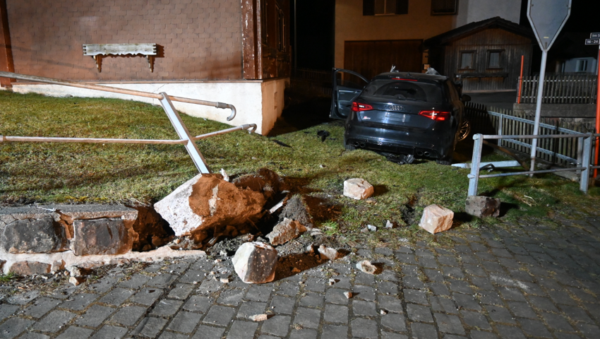 Das Fahrzeug hatte die Mauer durchbrochen.