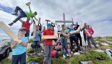 Topfit: Die Obertoggenburger Langlaufjugend buckelt Holz auf drei Churfirsten hinauf