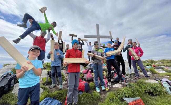 Topfit: Die Obertoggenburger Langlaufjugend buckelt Holz auf drei Churfirsten hinauf