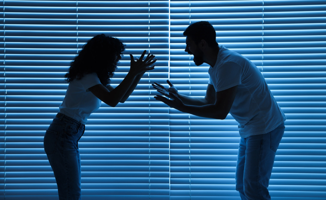 Frau sticht im Streit auf Mann ein und verletzt diesen schwer