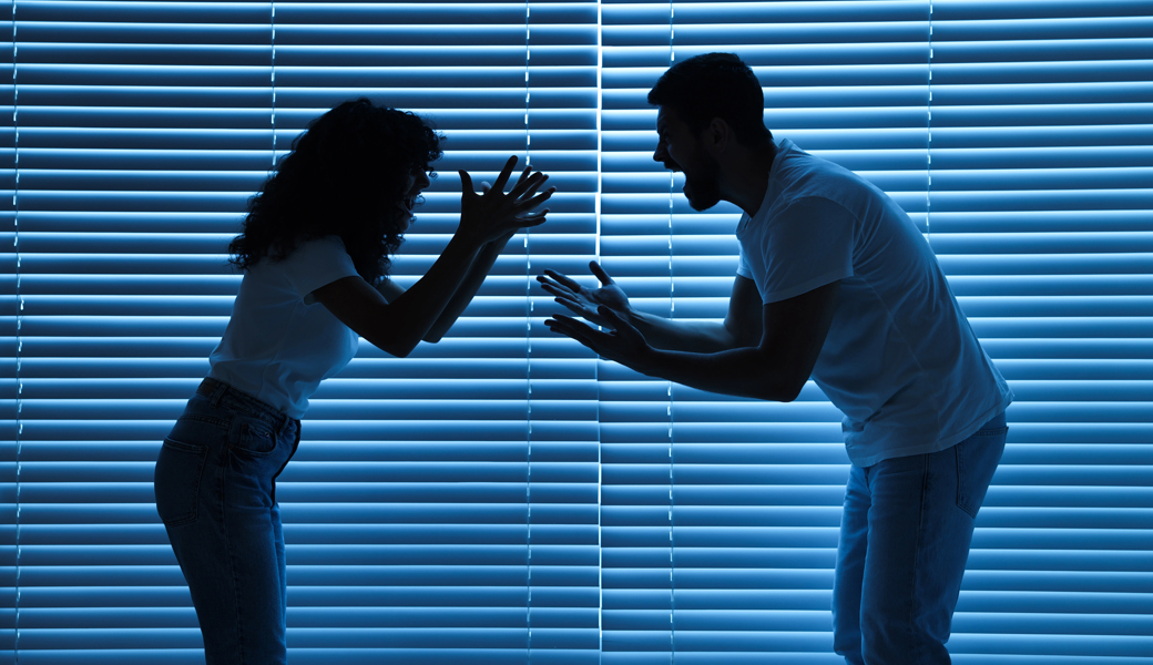 Frau sticht im Streit auf Mann ein und verletzt diesen schwer