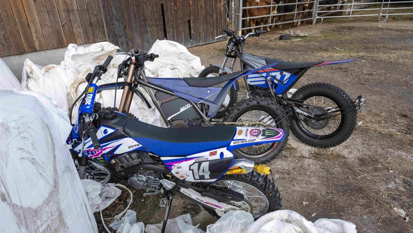 Drei zurückgelassene gestohlene Motorräder, versteckt zwischen Siloballen.