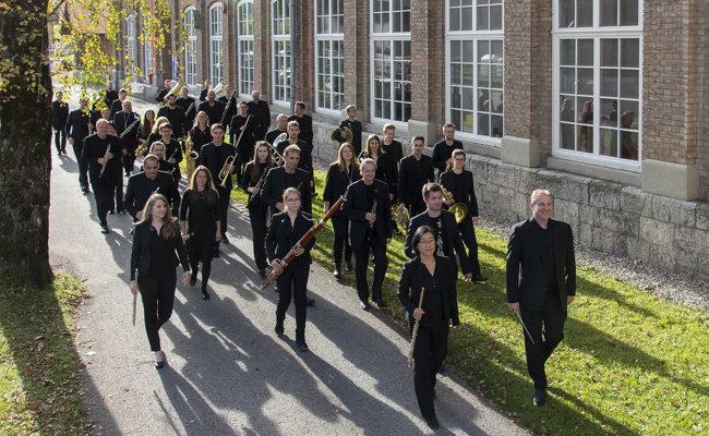 Länderübergreifender Weltrekord: Blasmusiken marschieren auf dem Rheindamm auf