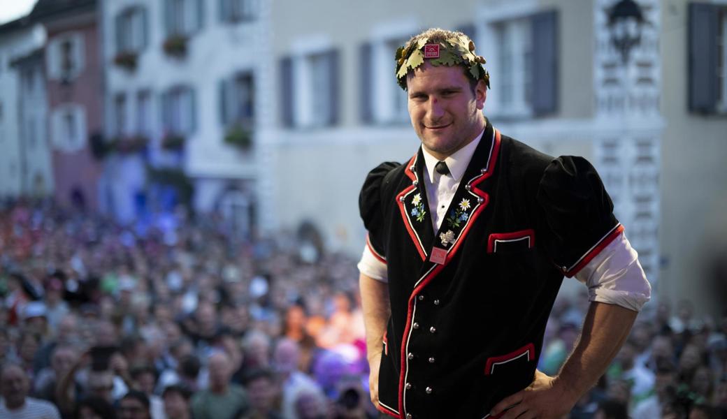 Sichtlich stolz: Schwingerkönig Armon Orlik in seinem Heimtatdorf Maienfeld.