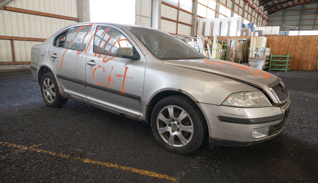 Dieses Auto mit sichtbaren Rostschäden stand die längste Zeit auf einem Parkplatz in der Rondelle. Die Stadt hat es nun zu Übungszwecken der Feuerwehr überlassen. Zurzeit ist es in einer Industriehalle in Buchs zwischengelagert.