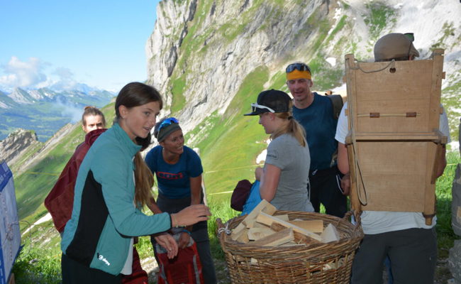 151 Personen tragen rund neun Tonnen Material zur Zwinglipasshütte hinauf