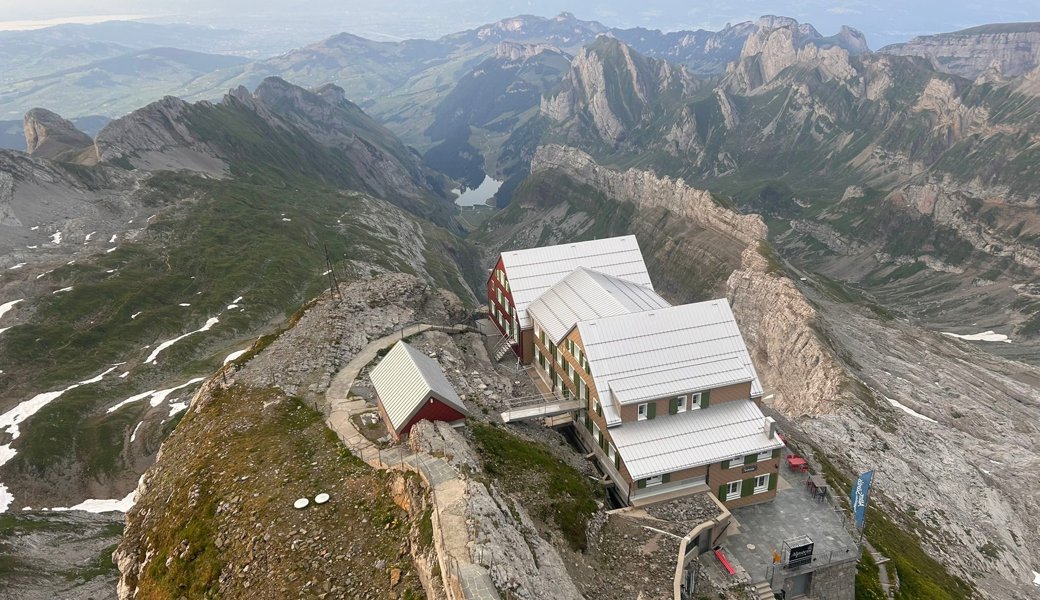 Abendstunde auf dem Gipfel: Die Übernachtungsgäste des Berggasthuses «Alter Säntis» haben die Aussichtsplattform für sich.