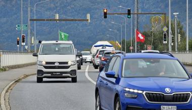 Pendlerinnen und Pendler sollen auf den ÖV umsteigen – oder aufs Velo umsatteln