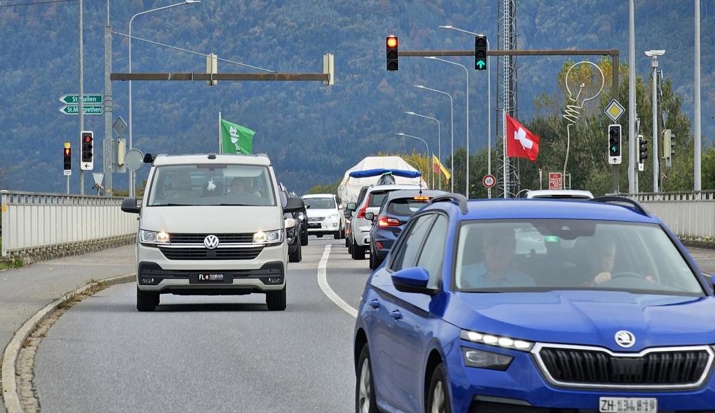 Die Rheinbrücke Haag – Bendern ist oft an ihrer Kapazitätsgrenze. Die Autobahnein- und -ausfahrt trägt das Ihre dazu bei.