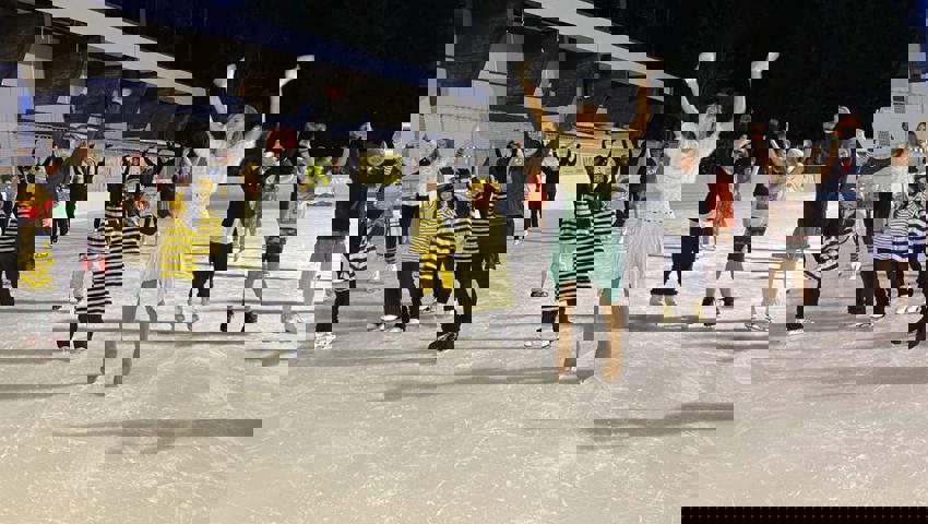  Zum Abschluss der Show kamen alle Eisläuferinnen und Eisläufer zusammen mit den Leiterinnen aufs Eis, links in schwarz Lia Beusch und rechts mit dem türkisfarbenen Kleid Shilah Stampfli. 