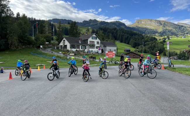 Im Parcours und im Wald unterwegs: Viel technisches Geschick auf dem Bike bewiesen