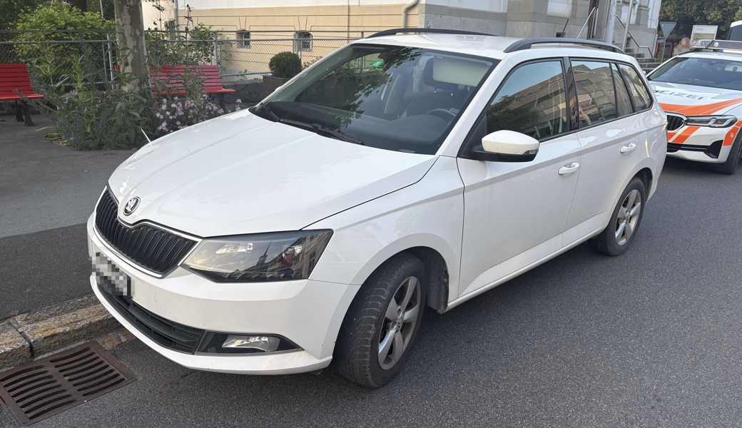 Eine 64-jährige Autofahrerin fuhr eine 20-jährige Fussgängerin an.