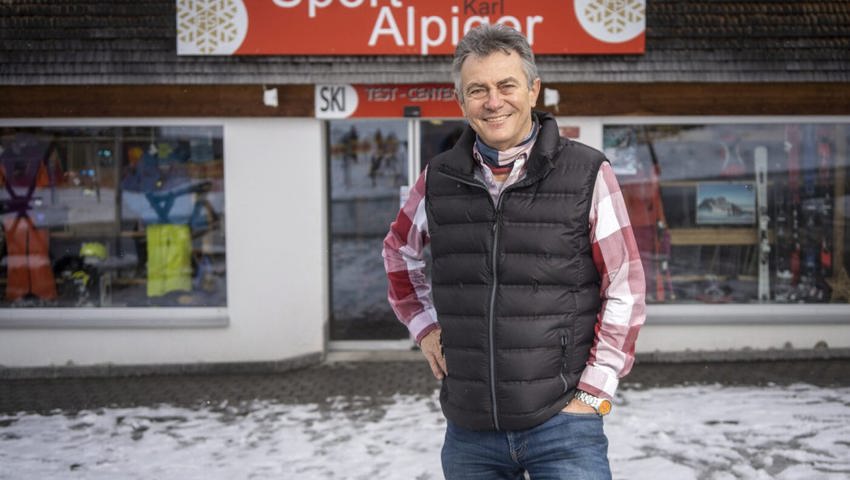 Karl Alpiger im Februar 2021 vor seinem Sportgeschäft bei der Talstation in Wildhaus. Karl Alpiger im Februar 2021 vor seinem Sportgeschäft bei der Talstation in Wildhaus.