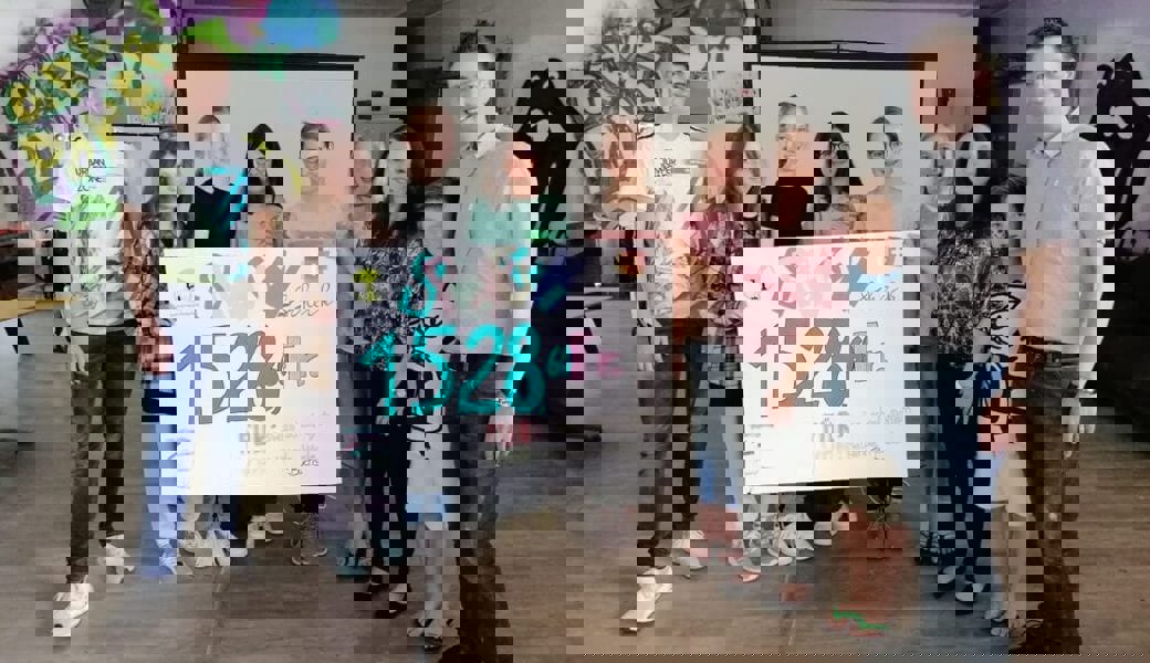  1528 Franken gesammelt: Checkübergabe an das Buchser Projekt. Bilder: PD