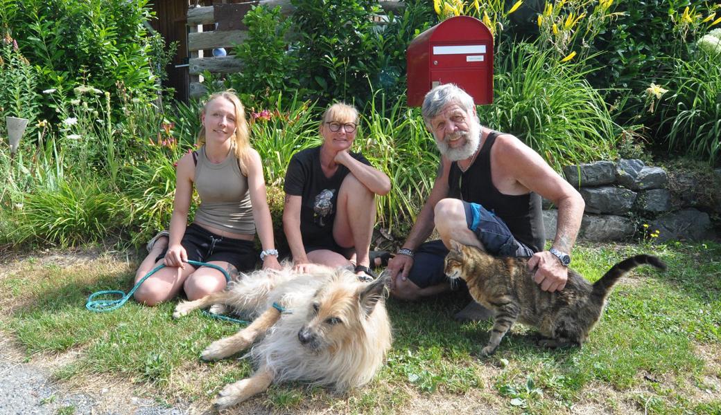Ein Herz und eine Seele, (von links): Kerstin, Claudia und Hermann Muster mit Hund Bozont und Katze Miro.