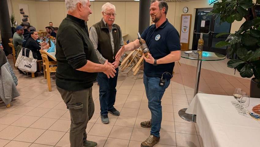 Fred Junginger und Albert Tischhauser werden vom Präsidenten Marc Eggenberger beglückwünscht. Es fehlt Markus Rüegg.