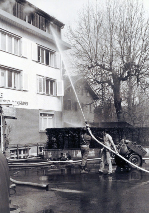 Löscharbeiten am Brandobjekt Café Rhyner am 24. Februar des Jahres 1972. Löscharbeiten am Brandobjekt Café Rhyner am 24. Februar des Jahres 1972.