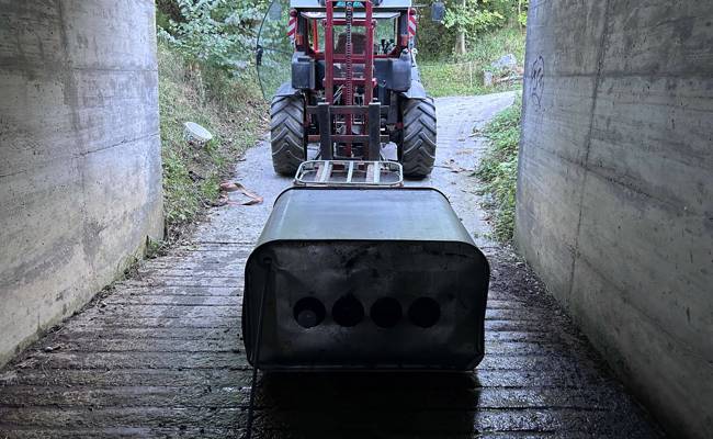 Tank fällt von Traktor – 500 Liter Diesel ausgelaufen