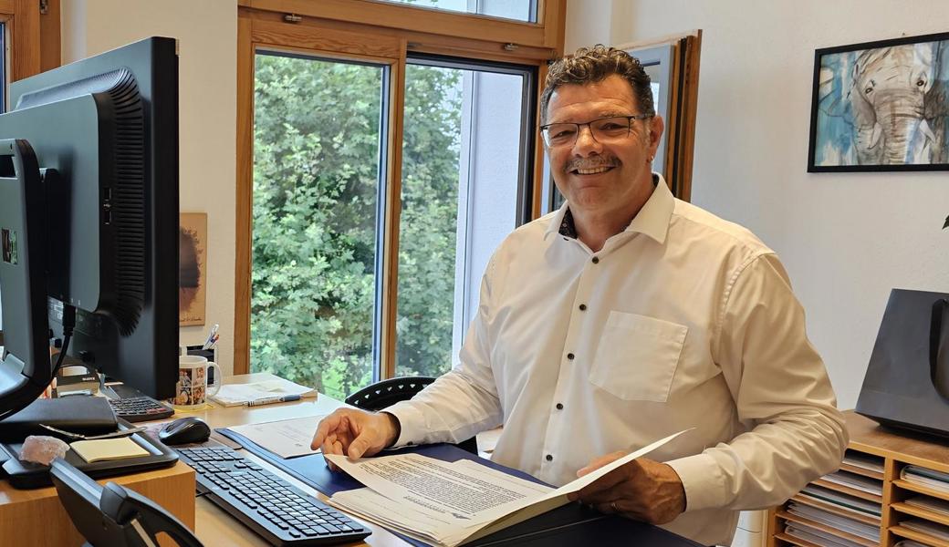 Der amtierende Gemeindepräsident Bertrand Hug wurde bestätigt. Er erreichte 976 Stimmen.