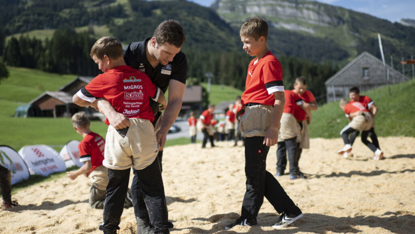  Am zweiten Königscamp-Tag in Wildhaus zeigte Armon Orlik dem Nachwuchs einige Schwünge. 